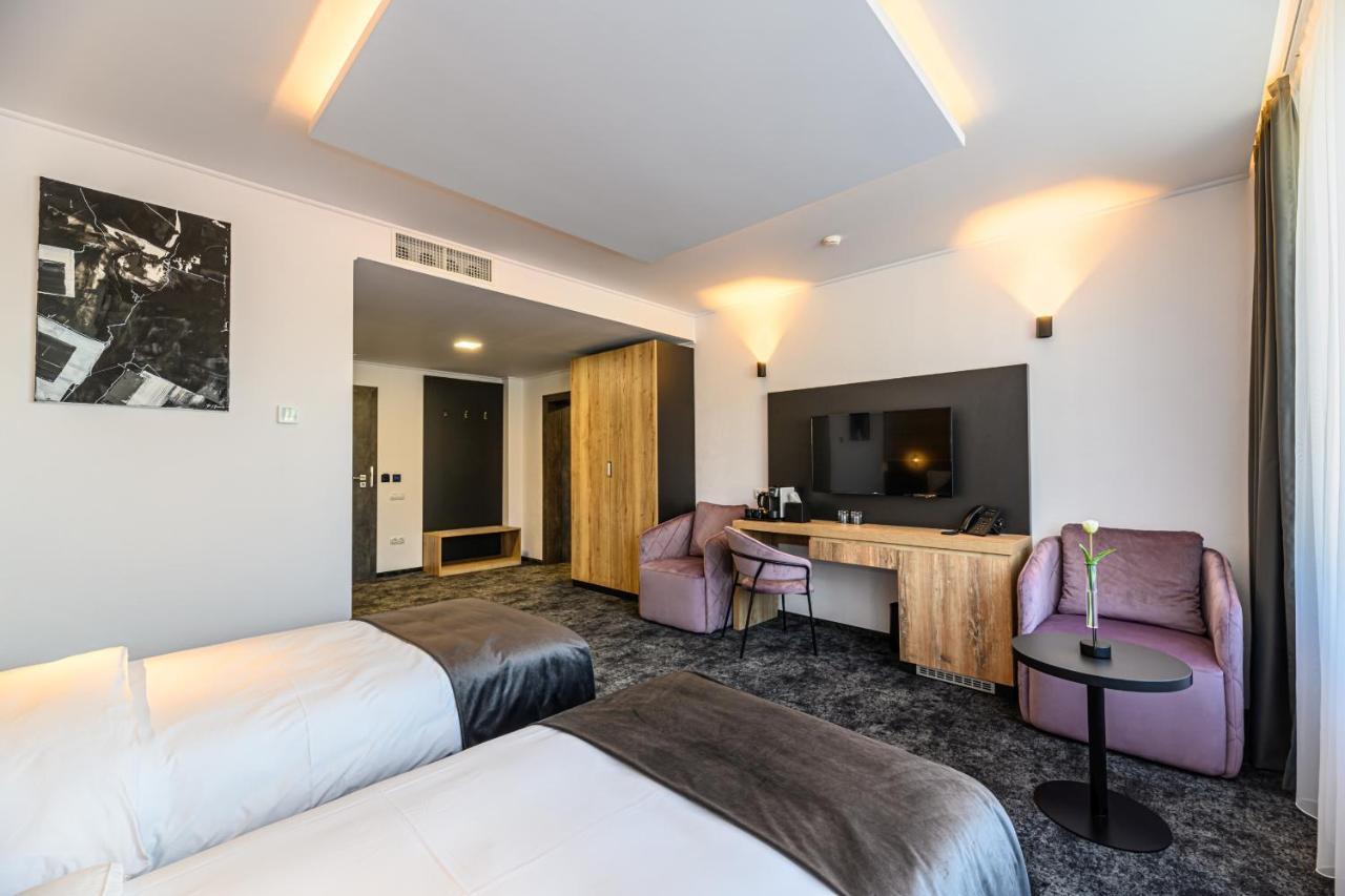 B The Hotel Sfântu-Gheorghe Extérieur photo