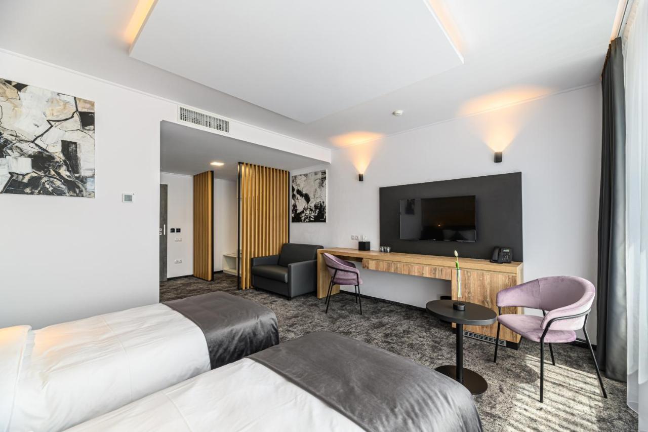 B The Hotel Sfântu-Gheorghe Extérieur photo