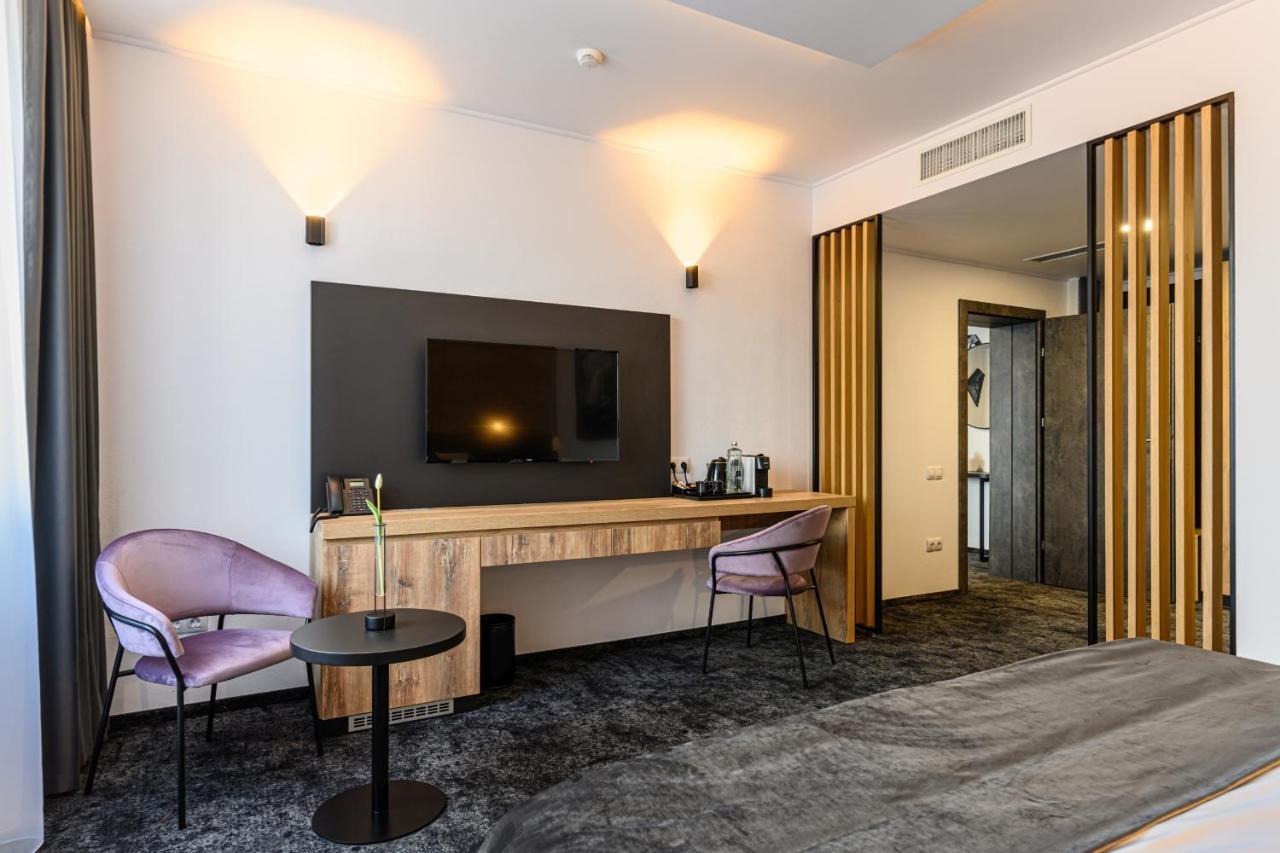 B The Hotel Sfântu-Gheorghe Extérieur photo