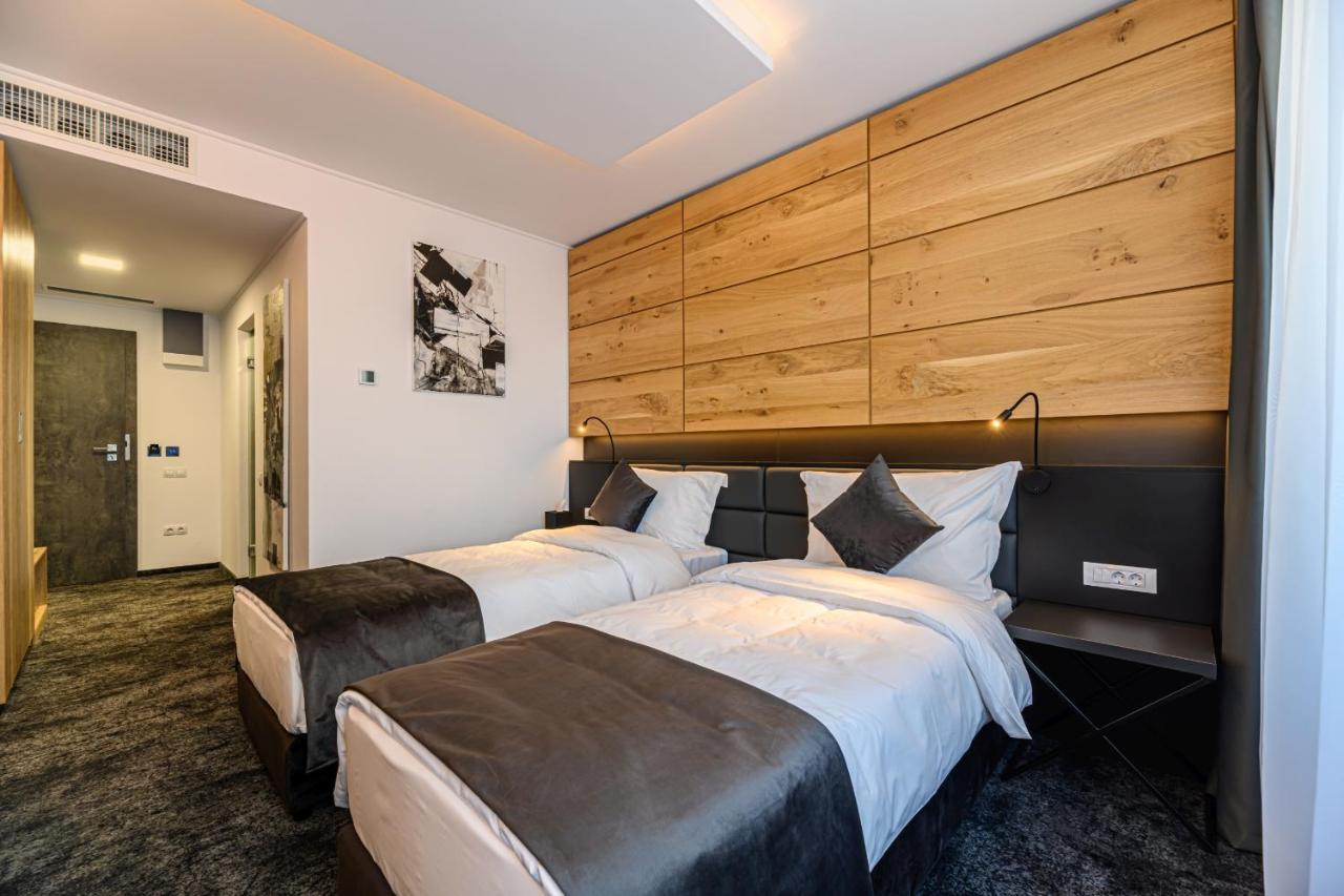 B The Hotel Sfântu-Gheorghe Extérieur photo