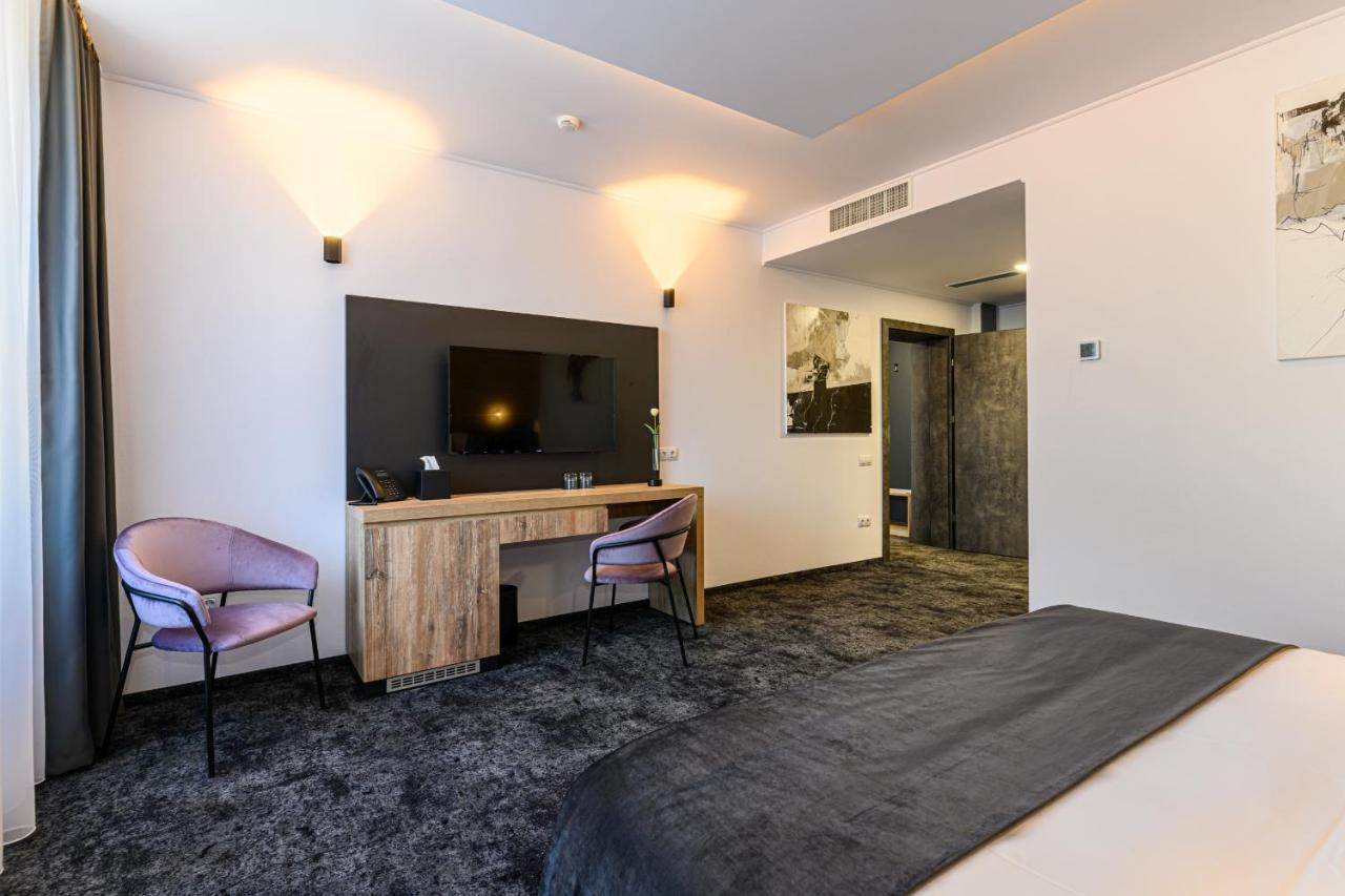 B The Hotel Sfântu-Gheorghe Extérieur photo